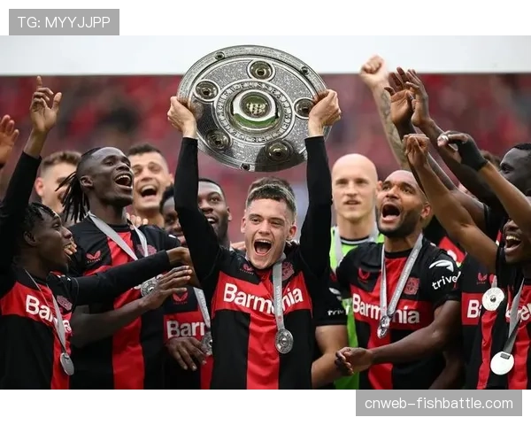 特写：维尔茨伤退，勒沃库森队医场内紧急处理